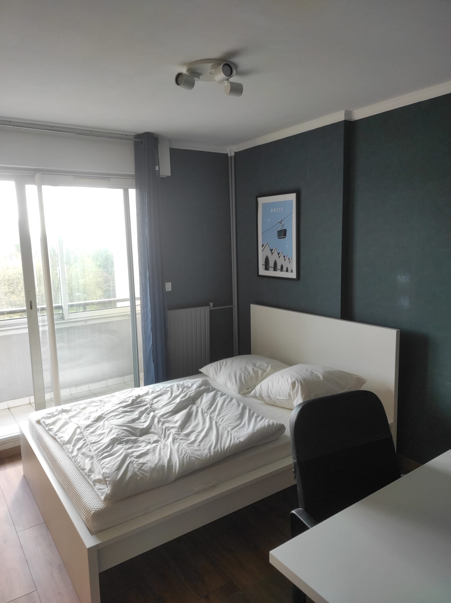 Chambre 1 avec lit double et bureau