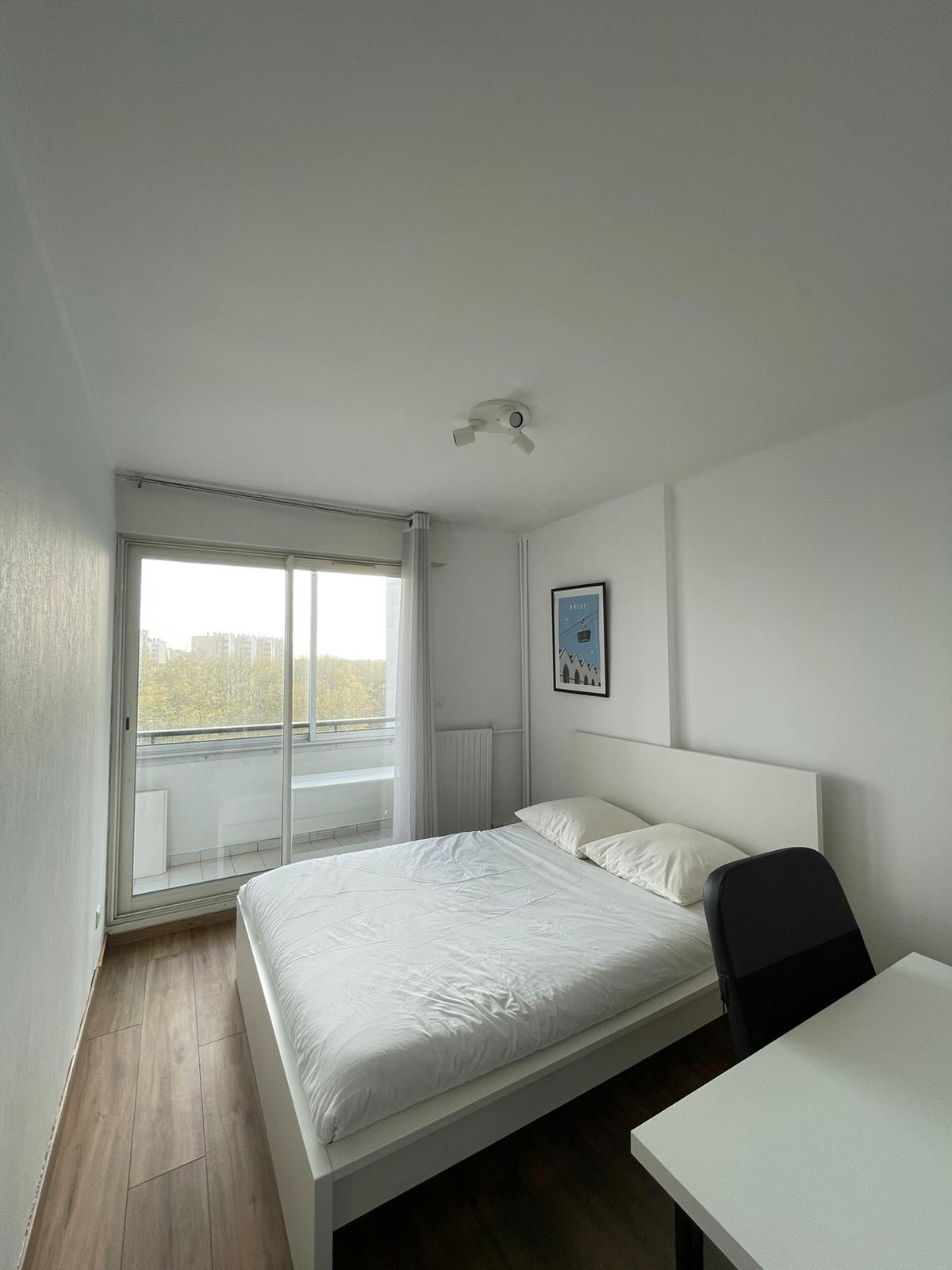 Chambre 2 avec lit double et bureau