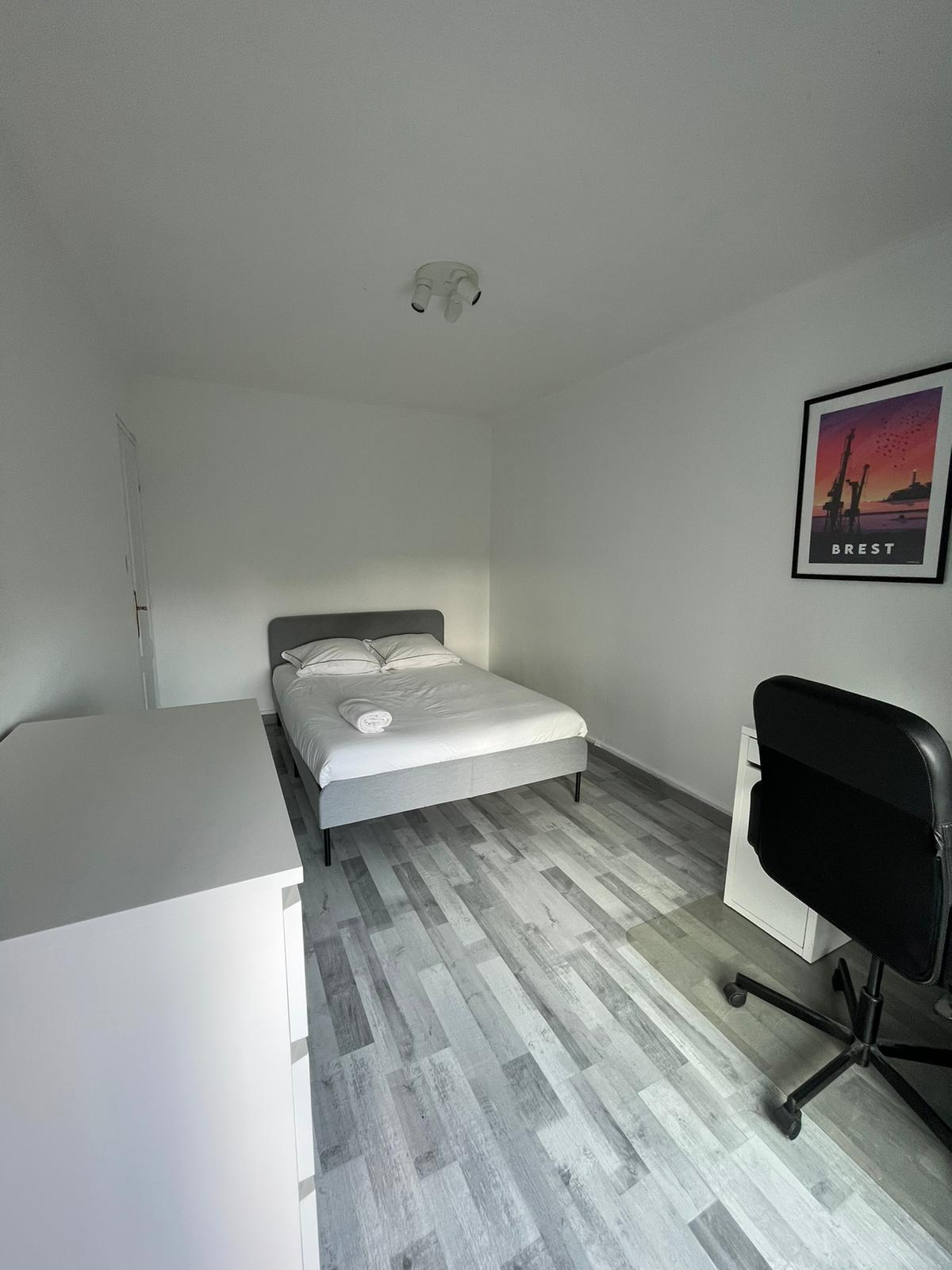 Chambre 3 avec lit double et bureau