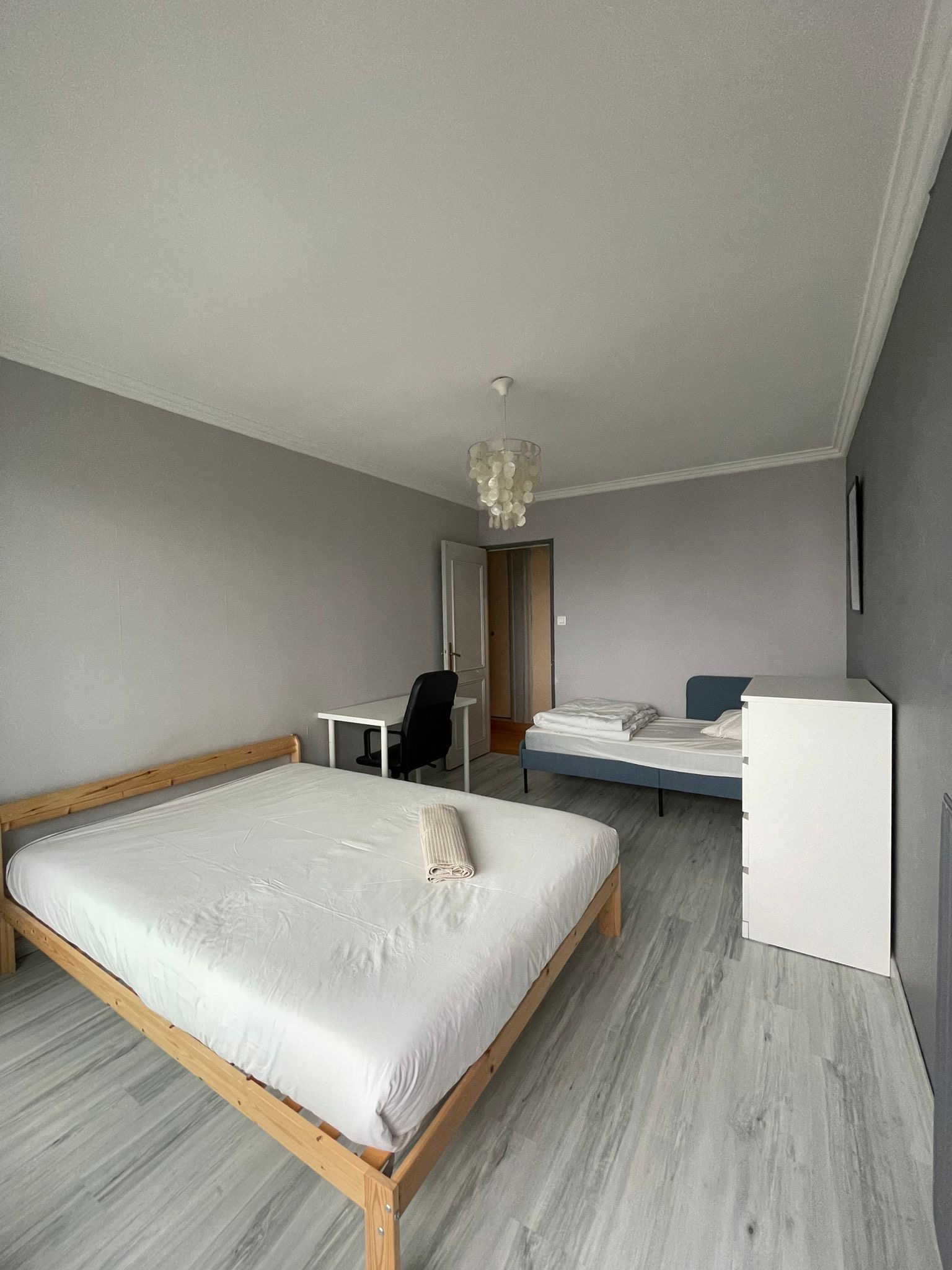 Chambre avec deux lits