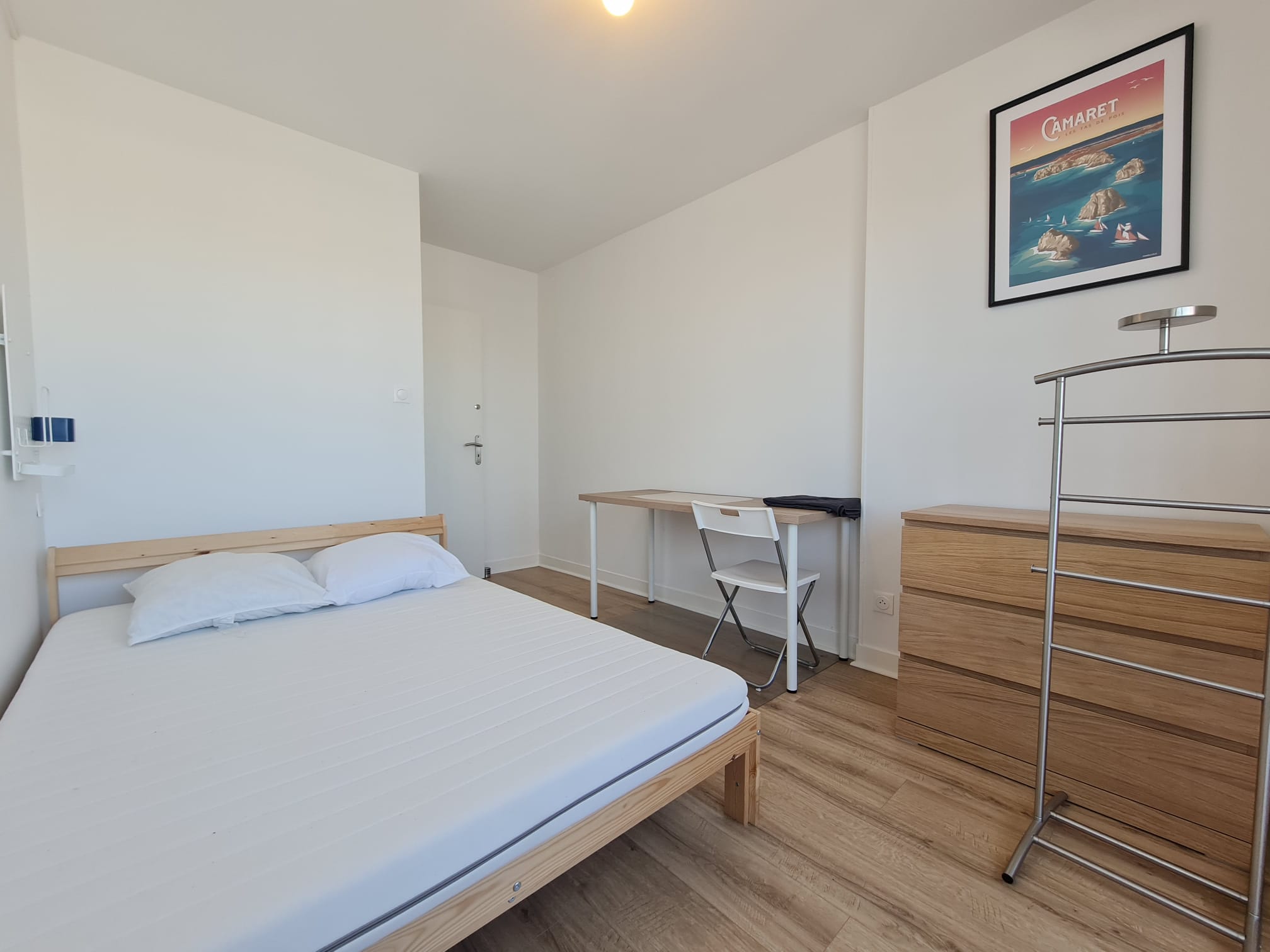 Chambre 1 avec lit double et bureau