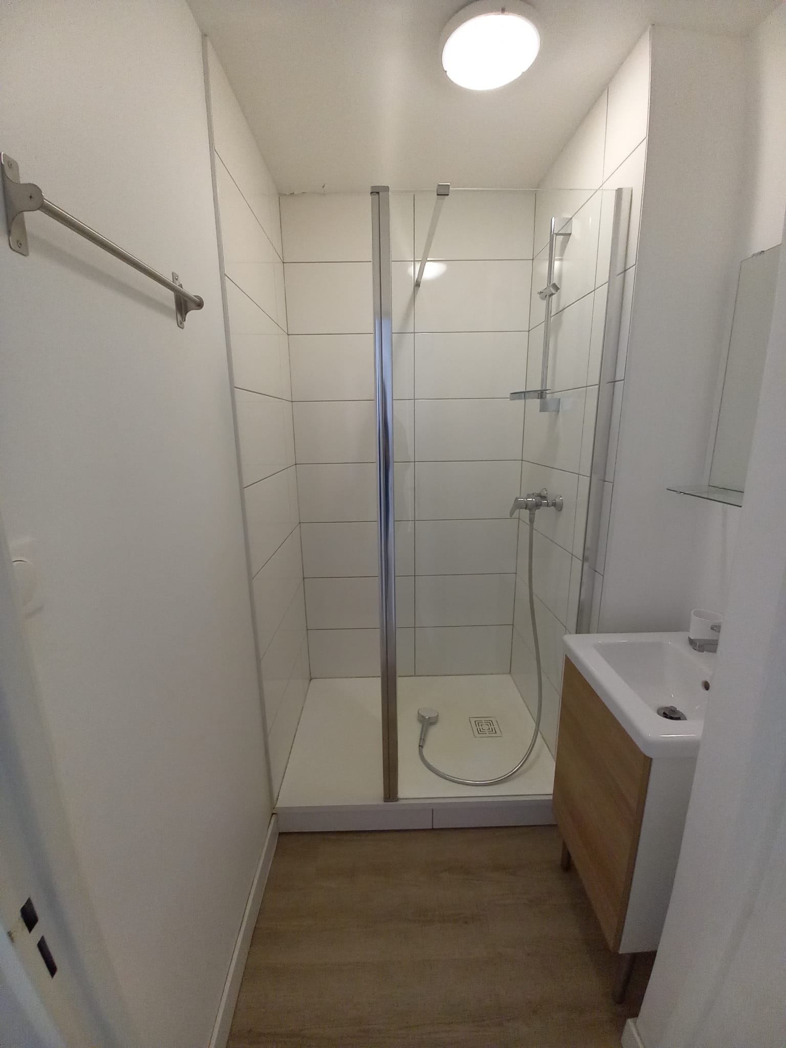 Salle de bain équipée avec douche