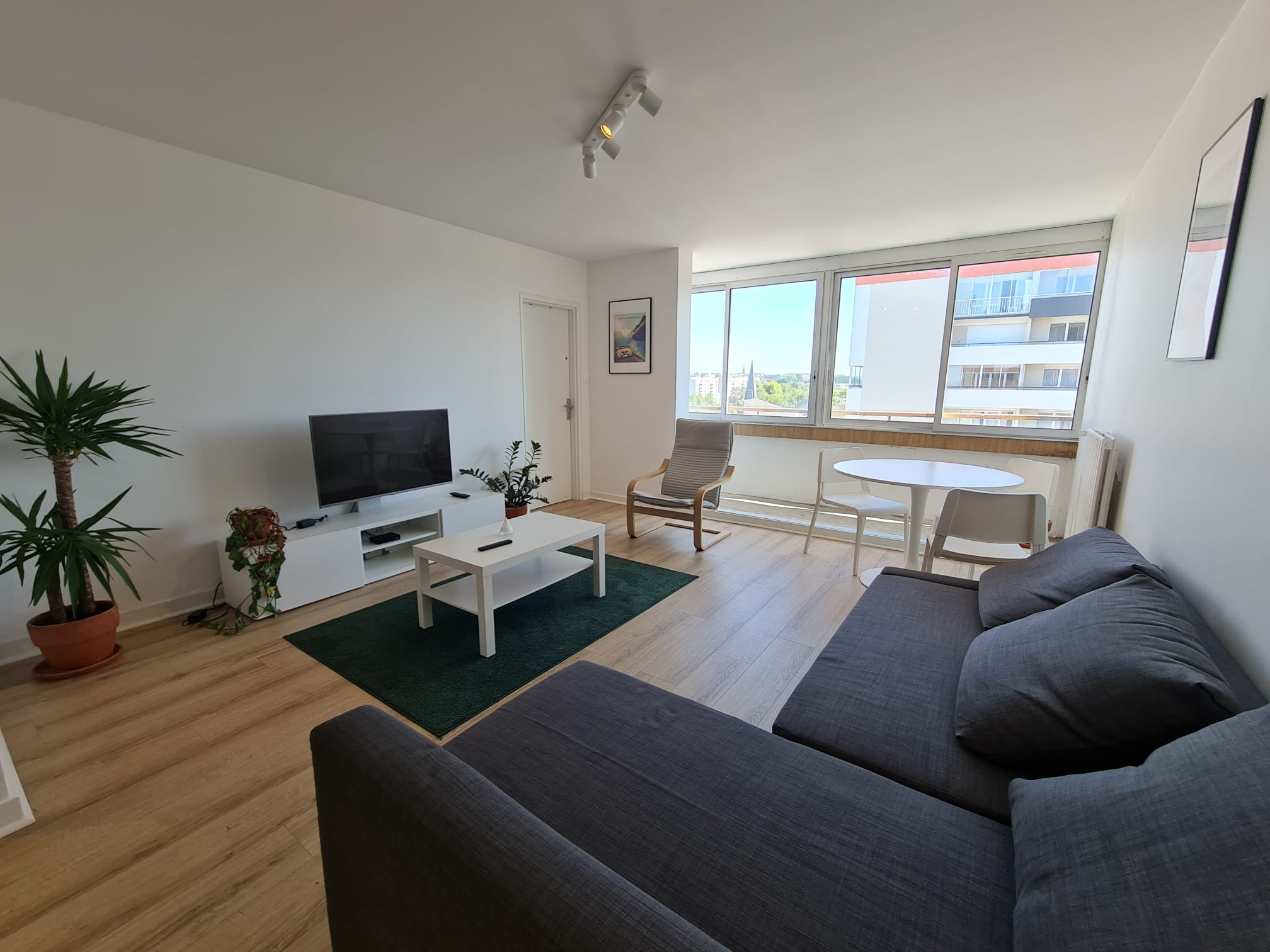 Salon spacieux avec canapé