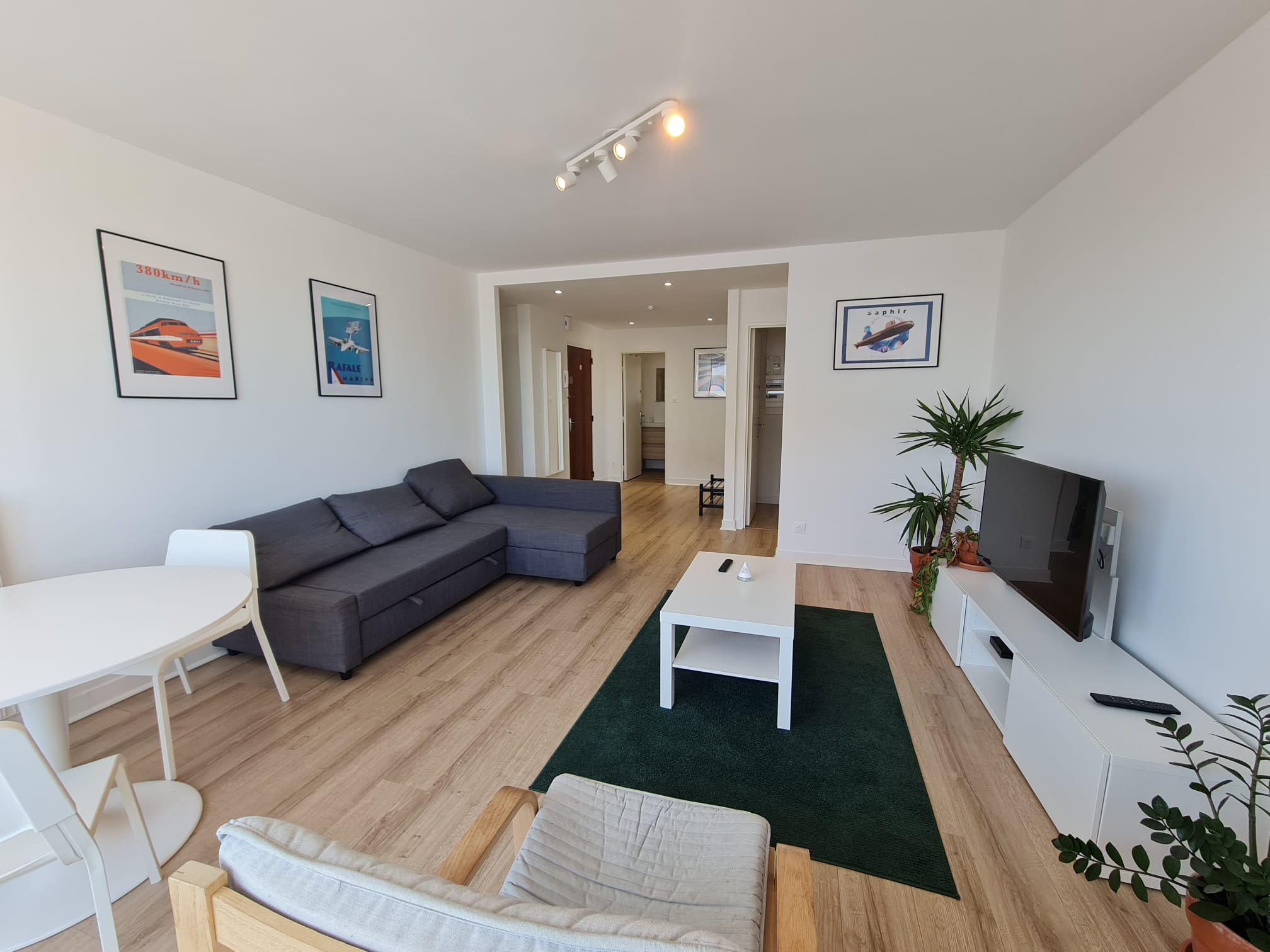 Salon spacieux avec canapé